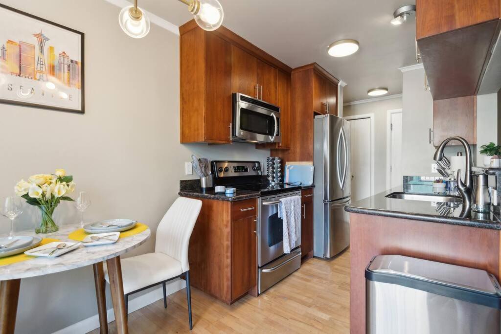 Vibrant 2Bed Condo - Stroll To Sea Space Needle Seattle Bagian luar foto