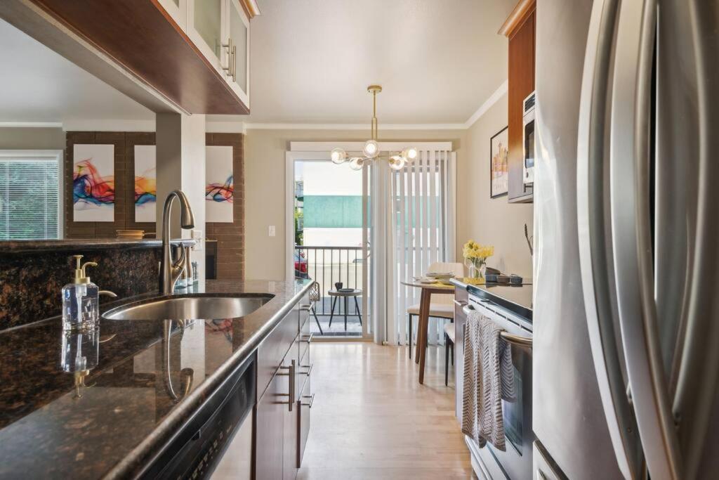 Vibrant 2Bed Condo - Stroll To Sea Space Needle Seattle Bagian luar foto