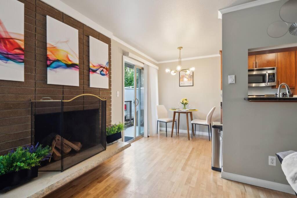 Vibrant 2Bed Condo - Stroll To Sea Space Needle Seattle Bagian luar foto