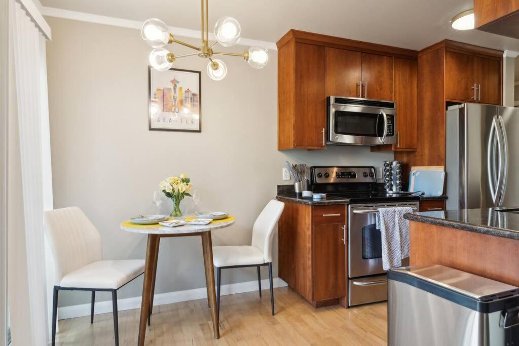 Vibrant 2Bed Condo - Stroll To Sea Space Needle Seattle Bagian luar foto