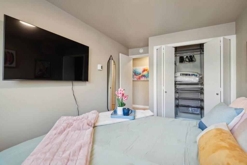 Vibrant 2Bed Condo - Stroll To Sea Space Needle Seattle Bagian luar foto