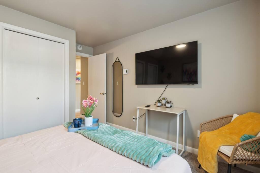 Vibrant 2Bed Condo - Stroll To Sea Space Needle Seattle Bagian luar foto
