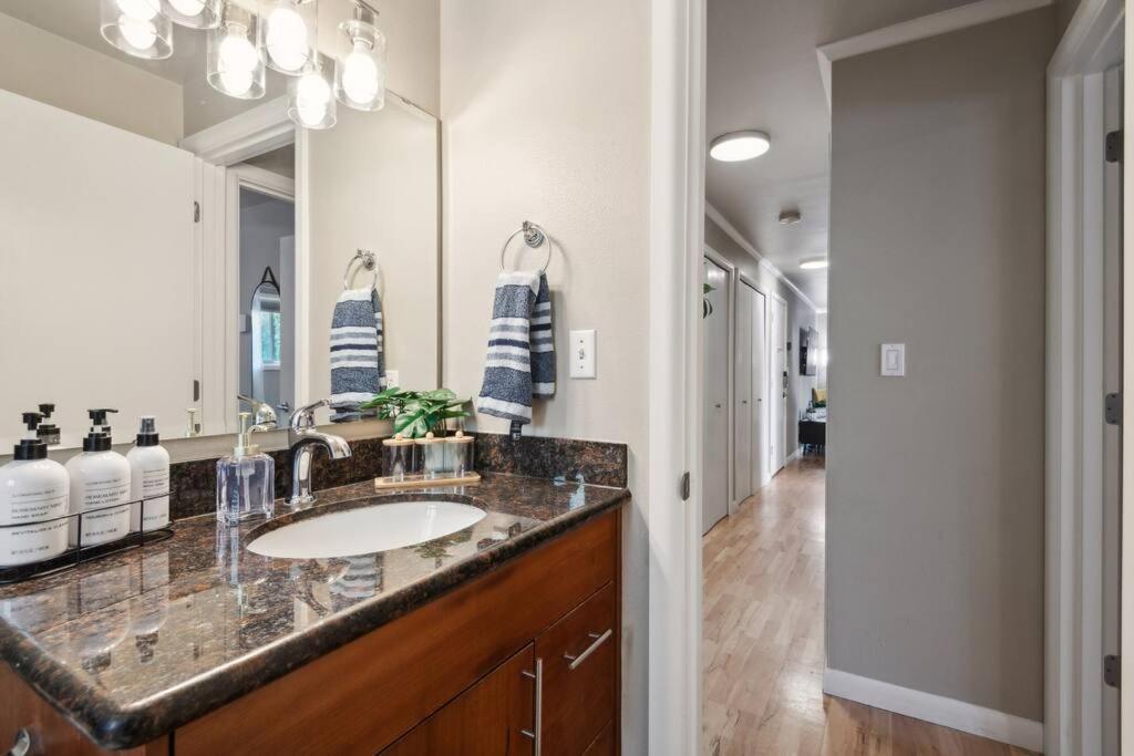 Vibrant 2Bed Condo - Stroll To Sea Space Needle Seattle Bagian luar foto