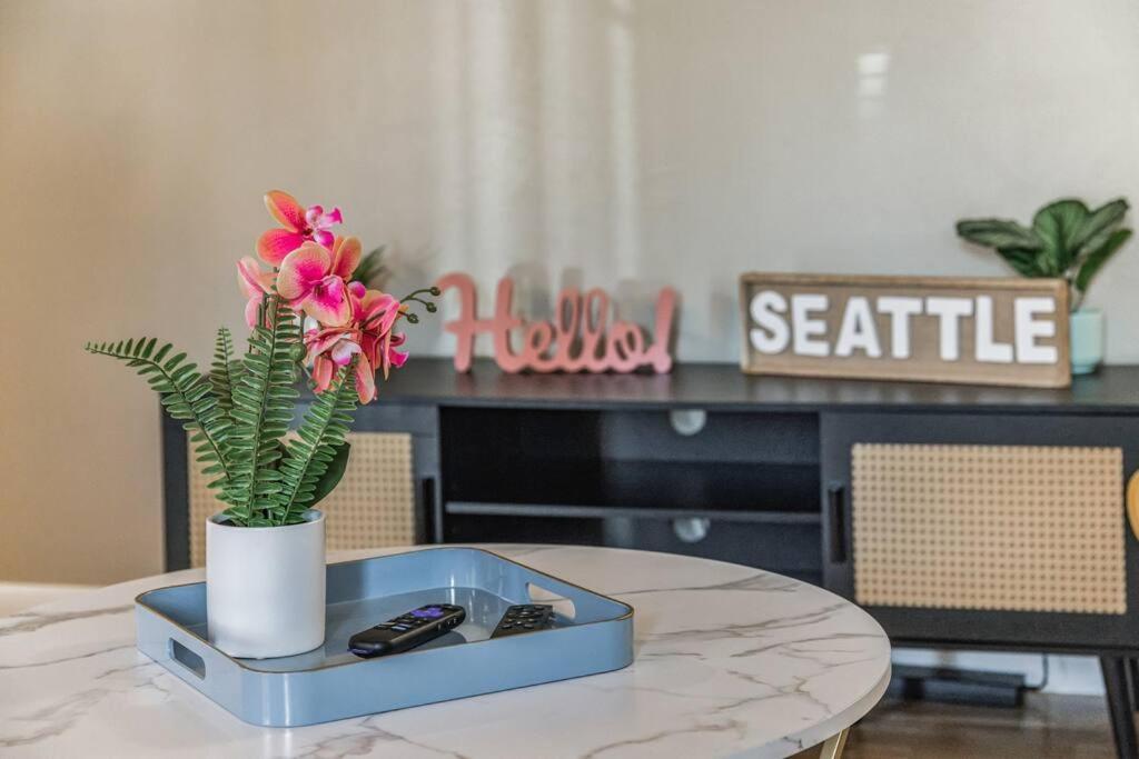 Vibrant 2Bed Condo - Stroll To Sea Space Needle Seattle Bagian luar foto