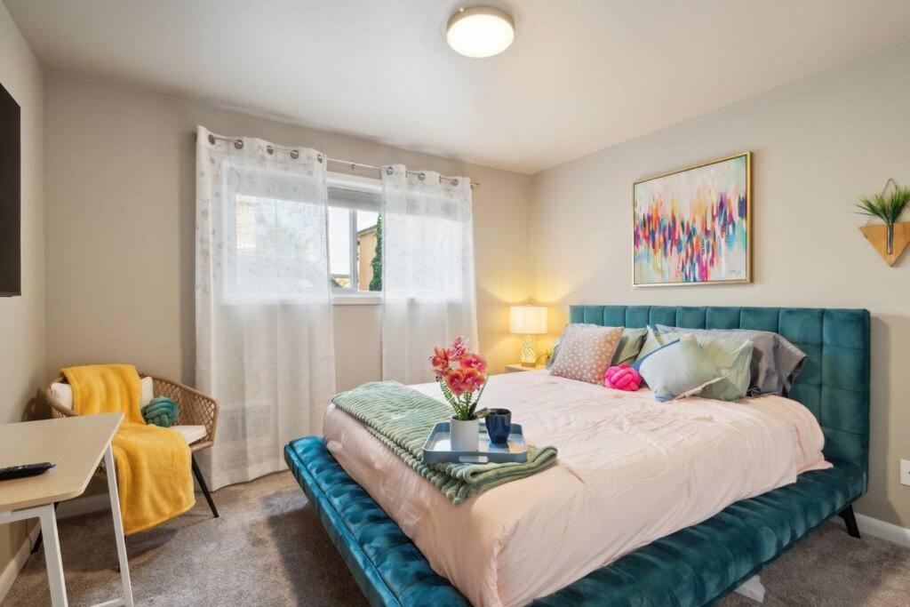 Vibrant 2Bed Condo - Stroll To Sea Space Needle Seattle Bagian luar foto